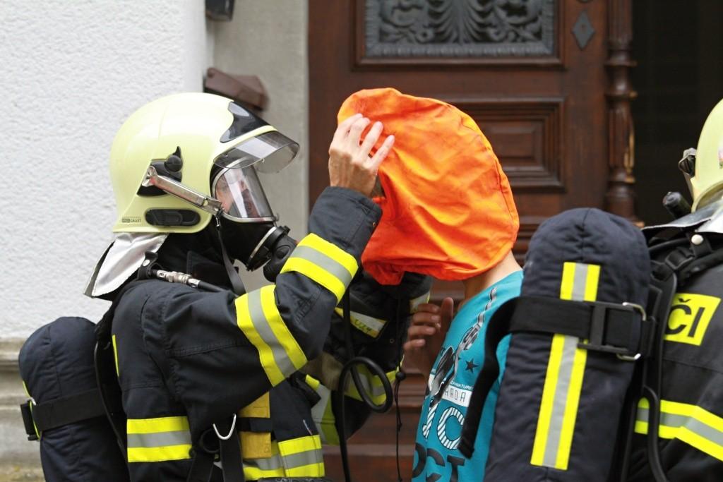 Žáky IX. B z učebny zeměpisu a několik žáků VIII.