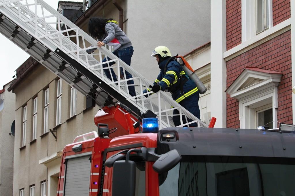 minut od vyhlášení požáru! Třída IX. A a pár žáku VI. třídy si vyzkoušeli hasičský žebřík.