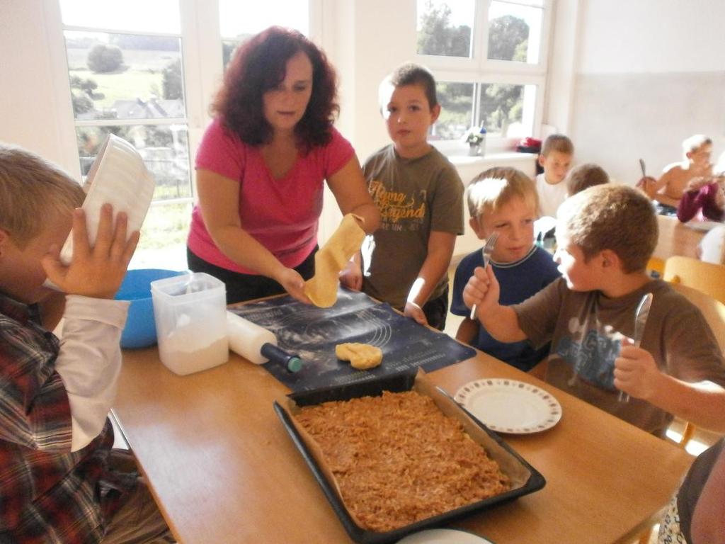 Projekt Bramborové království Začátkem školního roku se třídami 2. A, 2. B, 3. tř. A II. ST ocitly v Bramborovém království. Na děti čekalo mnoho zábavných úkolů a činností.