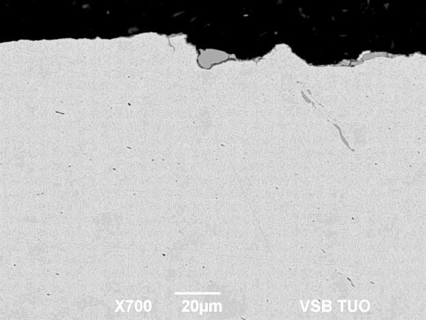 C 31 R průměr 5,5 mm, 820 C Obr. 11.4.1. Odokujený povrch Obr. 11.4.2. Zbytková okujová vrstva Na obr. 11.4.3. je zobrazena struktura okujové vrstvy vzorku jakosti C 31 R (průměr 5,5 mm, pokládací teplota 820 o C).