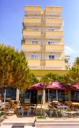 Durrës s hotelovou zátokou Golem. Plepa je oblast známá svými promenádami, kavárnami, restauracemi a obchody. Vzdálenost na letiště v Tiraně je cca 30 km.