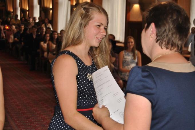 Na chodbách a respiriích jsou k dispozici automaty na teplé i studené nápoje a drobné pochutiny, kopírovací stroj. Osobní věci a venkovní oděv si studenti odkládají v šatnách se skříňkami.
