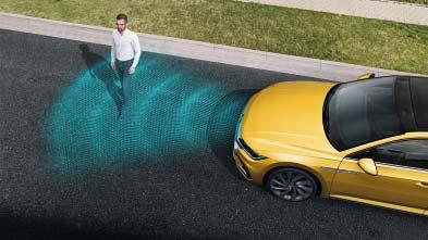 ²), ³) SO 08 Systém proaktivní ochrany cestujících eviduje prostřednictvím senzorů elektronického stabilizačního systému a systému pro sledování odstupu Front Assist kritické jízdní situace, při