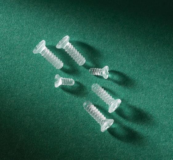 Uvedené polymery se v těle odbourávají pomalou hydrolýzou na konečné produkty, jako jsou voda a oxid uhličitý.