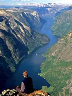 Galdhøppigen. Stejně tak můžete vyjít na oblíbenou skalní plošinu Preikestolen s jedinečným výhledem na fjord pod ní.