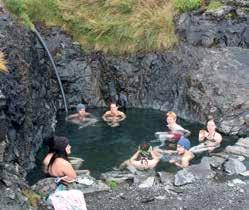 mohutného vodopádu Gullfoss. Budete mít možnost koupele v termálním bazénu pod otevřenou oblohou a na jižním pobřeží se přiblížíte k ledovcovému splazu Sólheimajökull.