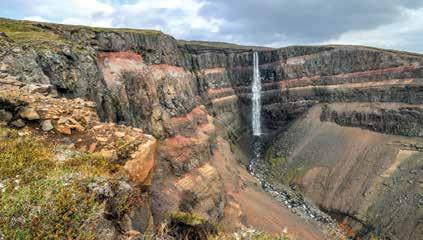 Uvidíte mimo jiné vodopády v lávě Hraunfossar, činný gejzír Strokkur, ledovcovou lagunu Jökulsárlón, národní parky Þingvellir a Skaftafell, mnoho svérázných osad a zajímavostí podél okružní silnice č.