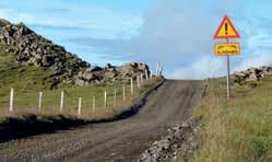 Turisté i fotografové si užijí jak v barevných horách Landmannalaugar, tak při túře v zelené oáze Þórsmörk.