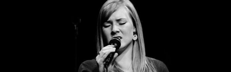 duo vynikajících instrumentalistů - Stanislava Máchy na piano a Petra Kořínka na kontrabas. Těšit se můžete na známé jazzové standardy, swingové melodie a latinskoamerické skladby.