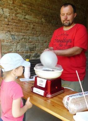 Příjemně strávené odpoledne na farním dni má ještě jedno zvláštní kouzlo schází se lidé různého věku a prožijí společně hezké chvíle nedělního odpočinku.