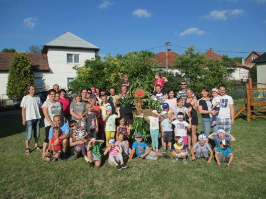 Osm odvážných dětí se ve večerních hodinách ještě vydalo na výpravu za svatojánským čarováním a pak přespalo v mateřské škole.