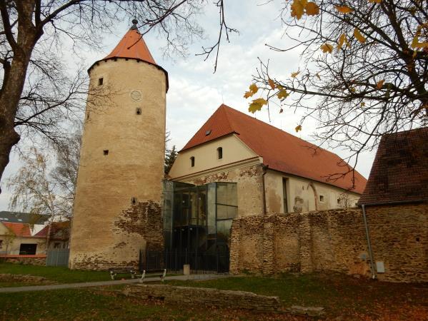 výročí zjevení Panny Marie ve Fatimě v Portugalsku byla vybudována Svákovská křížová cesta se čtrnácti zastaveními, kterou vytesal Martin Mikula z Myslkovic.