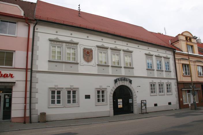 V 19. století se město rychle rozrůstalo. Příkop byl nejen vypuštěn, ale i zavážen, hradby byly na mnoha místech rozebrány na stavební kámen a zachovala se pouze současná podoba opevnění.