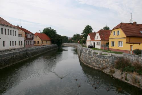 4.2 Řeka Lužnice Obr. č. 40 a 41 Lužnice a Černovický potok (fota Pavel Turek) Řeka Lužnice, protékající Soběslaví, je svým charakterem řeka nížinná. Její tok má délku 208 kilometrů.