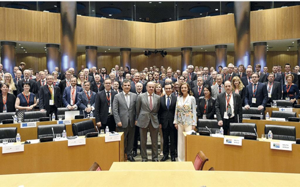 Ministři a členové delegací Konference ministrů programu EUREKA na zasedání v Madridu (v popředí uprostřed Luis de Guindos, španělský ministr pro ekonomii a konkurenceschopnost a Luis Felipe