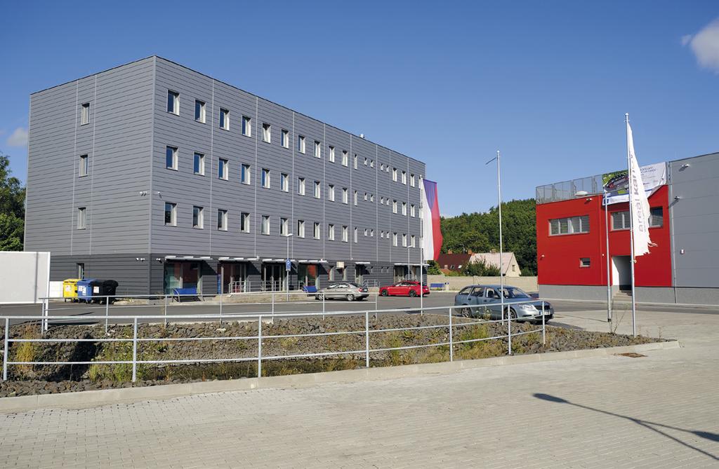 Administrativní budova z 1. etapy výstavby se start-up zázemím v přízemí a poloprovozní hala z 2. etapy výstavby, která bude dokončena v druhém pololetí 2017 Hala z 2.