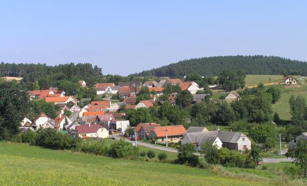 Její název je od osobního jména Krajník (čelední), Krajnice. V r. 1336 je ves pod názvem Cranicz, v r. 1939 jako Kranowicz, Kranicz, v r. 1406 Kranicze, 1418 Kragnicz.