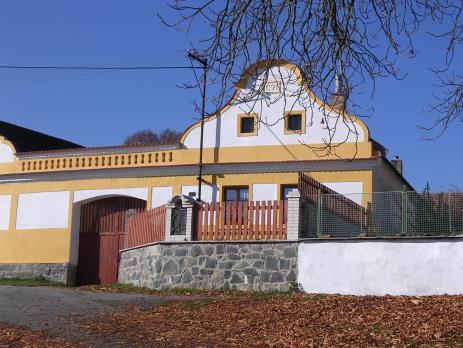Kaple sv. Vojtěcha dominanta obce, původně barokní, byla přestavěná do dnešní podoby r. 1854.