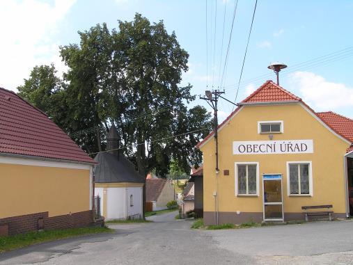 1.2.12 Strašice Obec leží 6 km jihozápadně od Volenic, 16 km od Strakonic, v nadmořské výšce kolem 580 m. Části obce: Strašice, Škůdra. První písemná zpráva o vsi je z r. 1365. Dle pergamenu z 22. 8.