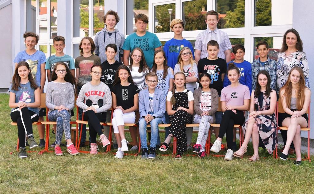 7.B Třídní učitel: Prušáková Pavla Seznam žáků: Cimburková Klára, Doubek Patrik, Důchodní Matyáš, Farkas Patrik, Grundzová Samantha, Hodová Kristýna, Holzbauer Jakub, Janoch Pavel, Kačmárová