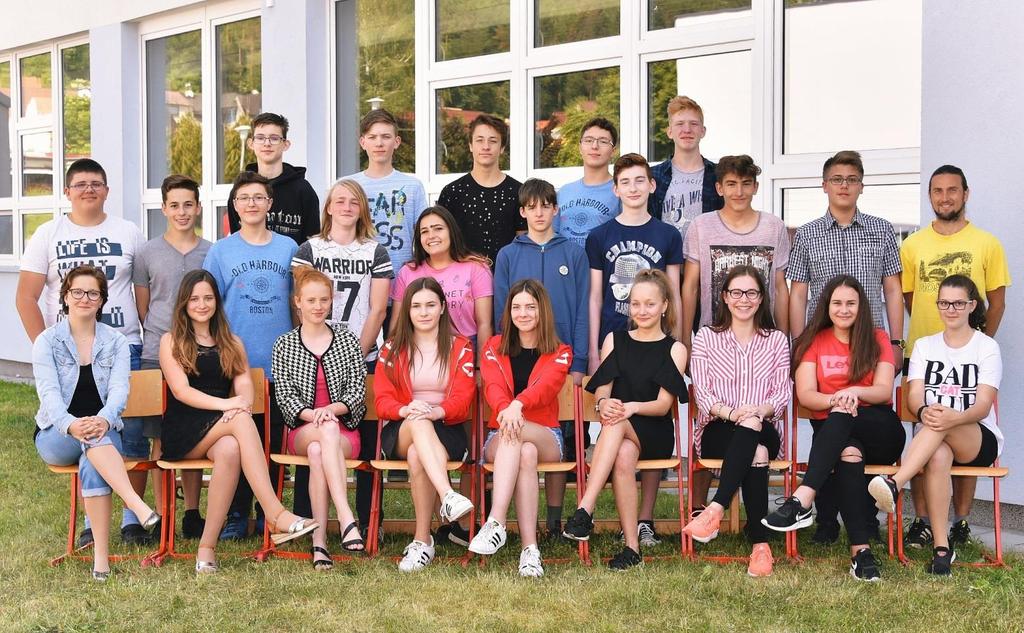 8.B Třídní učitel: Pňáček Jan Seznam žáků: Andrlík Adam, Čadek Tomáš, Herega Josef, Housková Karolína, Hradecký Tomáš, Hřídelová Zuzana, Kadařová Natálie, Kolesová Eliška, Kozáková Nikola, Křížová