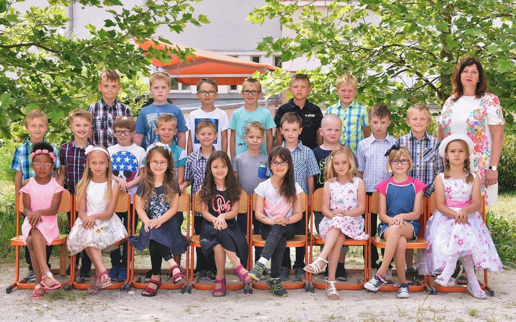 1.B Třídní učitel: Černá Nina Seznam žáků: Bízek Oliver, Bouček Kryštof, Cicvárek Tomáš, Císařová Karolína, Hanuš Dušan, Hlinka Martin, Hromádková Eliška, Kašpírková Ema, Kohoutová Natálie,