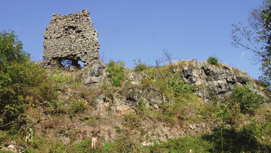 Hradní příkopy pak odkrývají sopečné uloženiny a umožňují nám jejich studium. Každý typ sopečné erupce nám objasní, jak vypadá podloží vulkánu.