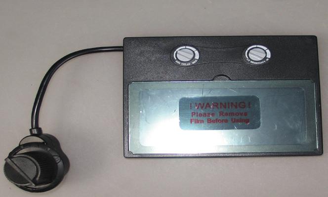NASTAVENÍ SVÁŘECÍ KUKLY Nastavení filtru DELAY - Nastavení času zpoždění rozjasnění filtru od zhasnutí oblouku je nastavitelné otočným ovladačem na levé straně kazety.
