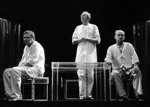 Pavel Kunert, Jifií Du ek a Stanislav Zindulka v dramatu Sarkofág, reïie: Stanislav Mo a zamyšlení Jiří dušek Vy el jsem z divadla, byla mrazivá noc.