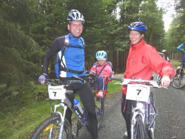 Spálenopoříčský závod Cyklisticky za záţitky na horských kolech byl tak rovněţ ozvláštněný tím, ţe v něm byla nutná spolupráce se členy teamu, neboť se celý závod jel ve dvojicích či skupinách.