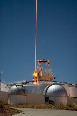 Astronomové měří tímto způsobem vzdálenosti družic nebo Měsíce s přesností několika centimetrů! Koutový odražeč byl jeden z prvních přístrojů, které umístili američtí astronauti na povrchu Měsíce.