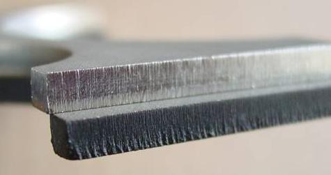 Režim řezu paprsek dopadající na řezaný materiál může být buď časově kontinuální, nebo pulzní.