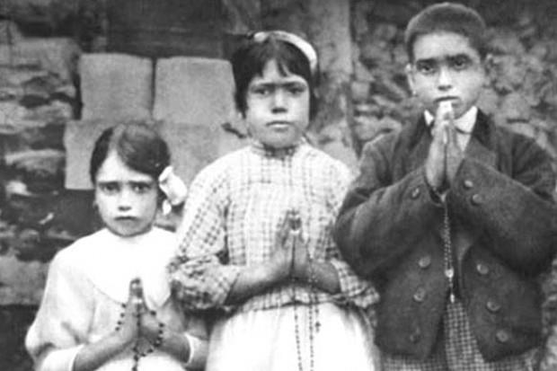 Schválen zázrak na přímluvu fatimských dětí Papež František schválil dekrety, které potvrzují zázraky na přímluvu dvou fatimských dětí, dnes již svatých Františka (1908 1919) a Hyacinty (1910 1920)