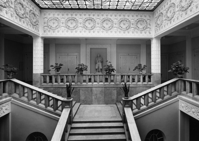 [26] Interiér vstupní haly (r. 1973, foto: A. Pustka, Slezské zemské muzeum) [26] [25] V p?ízemí budovy byla v roce 1910 z?ízena modern?