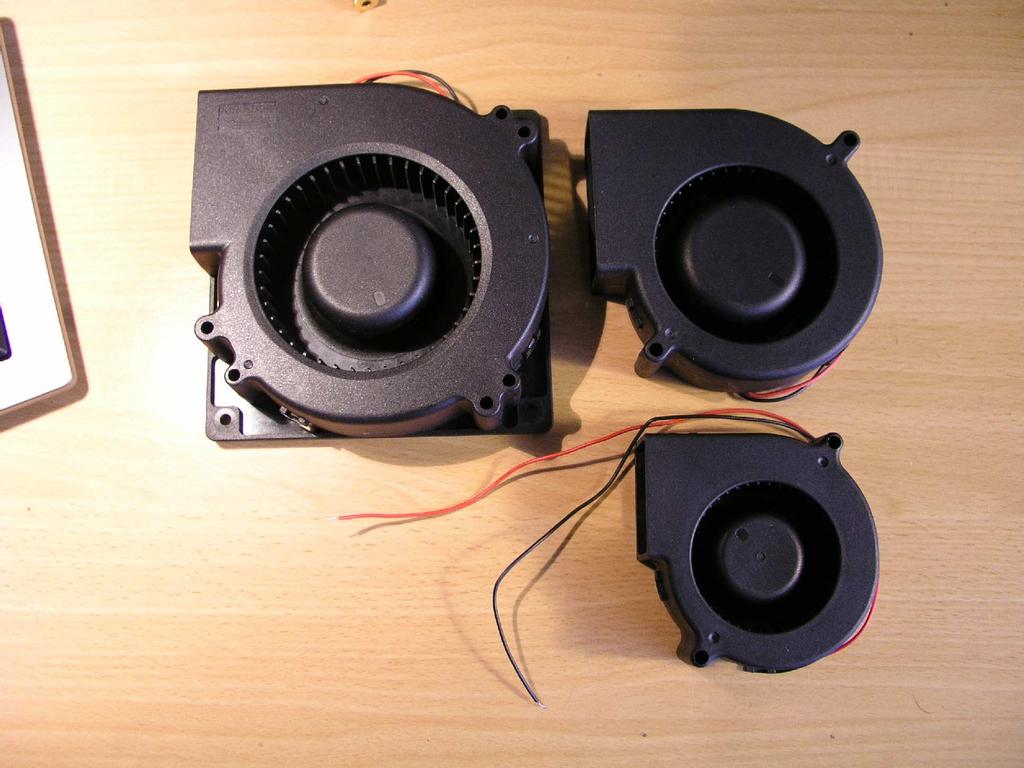Použité vrtulové větráky jsou umístěny příliž blízko boxu PA a tím nevyvinou potřebný přetlak pod koncovými elektronkami. Objevil jsem v GME v sekci Ventilátory nabídku turbín (blower) fy.