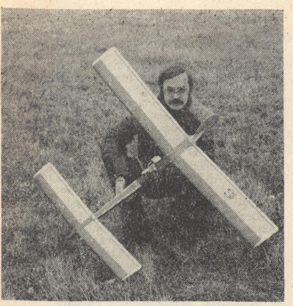 Proti účinkům paliva je chráněn vrstvou čirého epoxidového laku. Motor. Prototyp byl poháněn starším motorem Jena 1 cm3. Motor není vyosen.