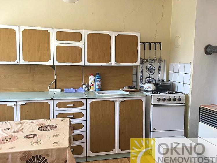 Za domem se nachází prostorný uzavřený dvůr s hospodářskou budovou, která je