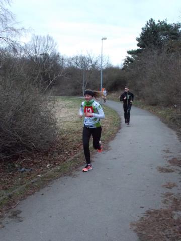 byla 1,34 km. V kategorii kluků 10-14 let končí Vojta Š. těsně 4. Stejnou kategorii děvčat vyhrává Hanďa. Mezi ročníky 2002 a starší končí Kačka P. druhá a Romíšek na 5. místě. mezi kluky pak 3.