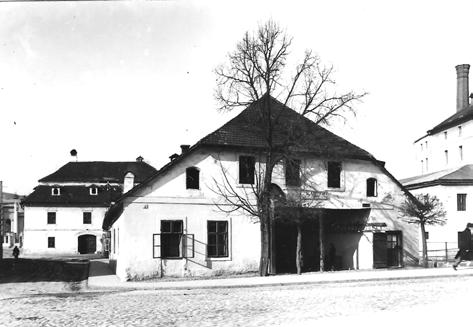 240. Mühlsteinova bašta vľavo, v strede a vpravo asanované domy na začiatku severnej strany Hornej ulice (dnes budova pošty). 241.