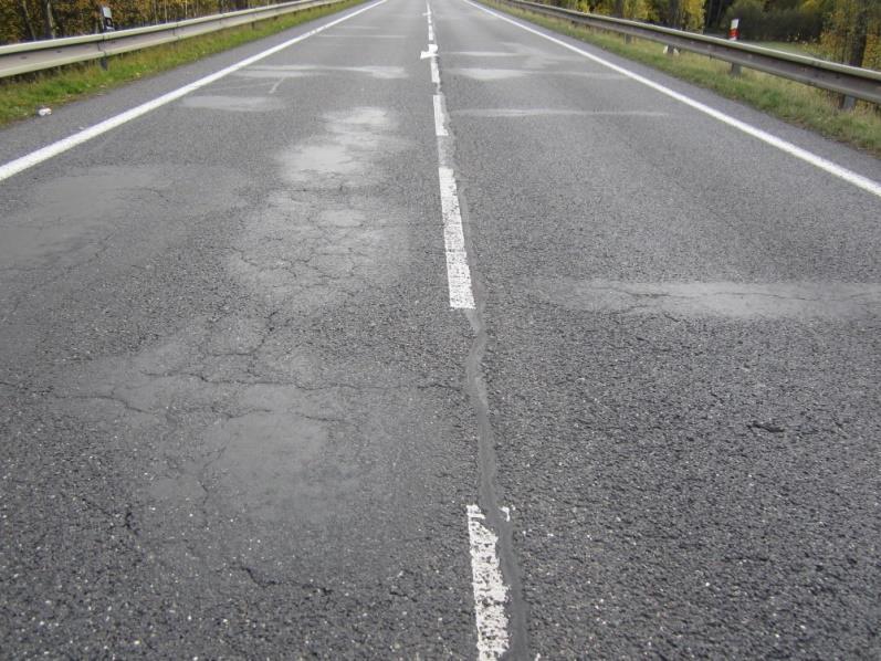 Nevyhovující podklad při opravách vozovek Při opravách vozovek se v opakují všechny již popsané problémy. Je zde však jeden podstatný rozdíl.