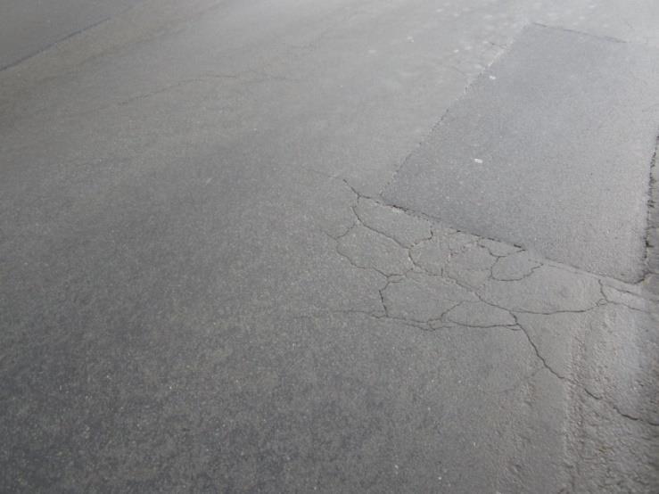 To je z mnoha důvodů nereálné a tak se opravy takovéto vozovky omezují jen na asfaltové vrstvy.