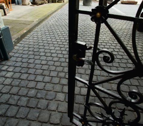 Dlažbový Moderná dlažba v štýle dávnych dôb TerrTurana spája všetky výhody modernej betónovej dlažby so šarmom klasických, tradične vyrábaných mačacích hláv.