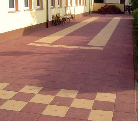Platňový terasové platne Platne s vymývaným povrchom a čiernym kamenivom Vymývané terasové platne Aqua flair s opracovaným povrchom sú