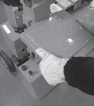 1. Uvolněte uzamykací čepy. 2. Vytáhněte desku stolu. 3. Umístěte pracovní stůl do vhodné polohy podle délky štípaného špalku a zajistěte jej opět uzamykací čepy.