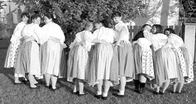 10 KULTURA NA SLOVÁCKU Pondělí 25. září 2017 Deset parádnic rozdává radost už deset let Jakou srandou je kamarádi na oslavě překvapí? TUPESY Už deset let umí dělat legraci i chytnout za srdce.