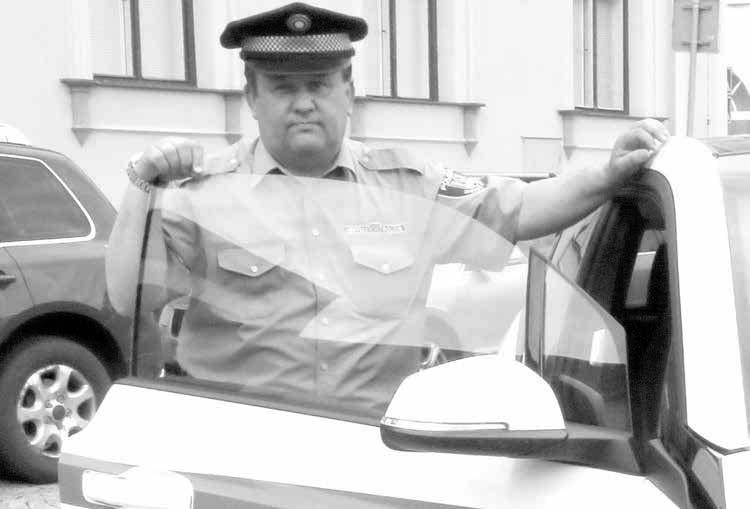 I když radnice výrazně vylepšila finanční podmínky, včetně benefitů, městská policie marně hledá čtyři nové posily.