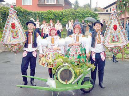 Miklíková a Petr Macalík FOTO: KET Pozornost poutal čerstvý chléb a domácí marmeláda MAŘATICE Prostředí Parku Rochus hostilo o víkendu Festival chutí a vůní.