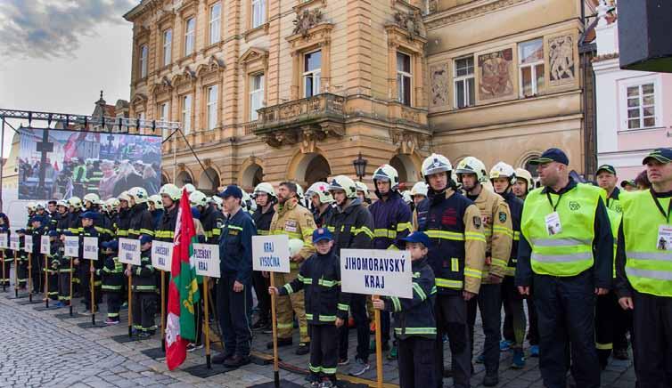 Mistrovství ČR dobrovolných hasičů v TFA Domažlický zpravodaj - str. 12 Náročné klání hasičů uzavíral výstup na věž Slavnostní nástup před domažlickou radnicí na náměstí.