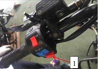 3. PROVOZ Ovládací prvky 1. Tlačítko elektrického startéru Spínací skříňka Poloha ON: Všechny elektrické obvody jsou zapnuté. Před startováním motoru otočte klíček do této polohy.