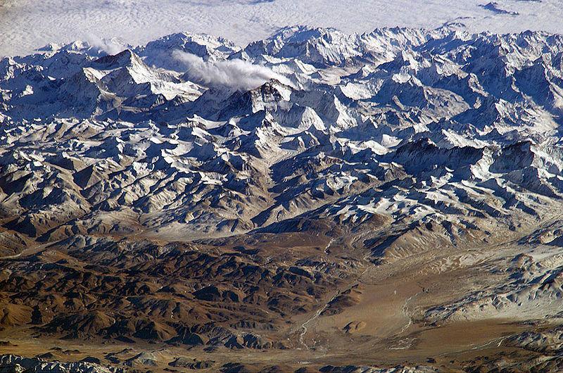 Lezení v Himalájích Himaláj je pohoří v Asii, které odděluje Indický subkontinent od Tibetské náhorní roviny.
